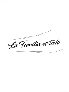 Чернильный эскиз татуировки с текстом La Familia es todo, выполненный в стиле каллиграфии с декоративными линиями