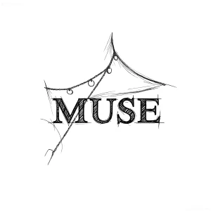 Чёрно-белый эскиз татуировки с надписью MUSE, украшенный цепями и силуэтом палатки — идеален для празднования Дня муз 17 июня