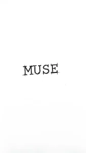 Черно-белый эскиз татуировки с надписью MUSE, выполненной в стиле старинной гравюры с тонкими линиями и декоративными перекрестиями на буквах