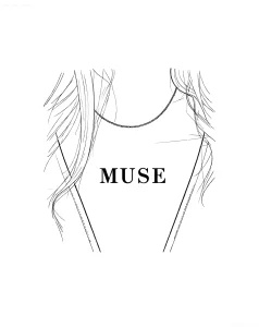 Черно-белый эскиз татуировки с текстом MUSE на груди, обрамленный волосами и тонкими линиями