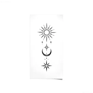Черно-белый эскиз вертикальной татуировки с изображением солнца, полумесяца и звезд на белом фоне
