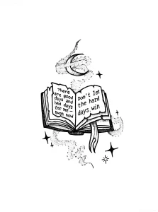 Черно-белый эскиз татуировки: открытая книга с текстом на страницах, окруженная звездами, облаками и полумесяцем — идея тату ко Дню библиотек