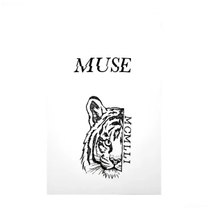 Черно-белый эскиз татуировки с изображением головы тигра, надписью MUSE сверху и вертикальной надписью MCMLII рядом с мордой животного
