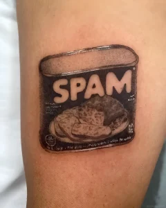 Детальная татуировка реалистичной банки консервов SPAM на коже