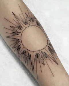 Изображение раздела 'Дополнительное изображение 7' в статье про Коллекция татуировок с рисунком солнца к Всемирном