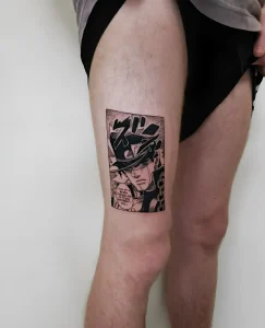 Татуировка с изображением Джотаро Куджо из манги JoJo's Bizarre Adventure, выполненная в черно-белом стиле на бедре