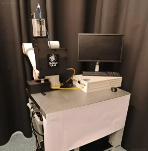 Научная установка с роботизированным манипулятором и компьютером для исследования раннего обнаружения меланомы