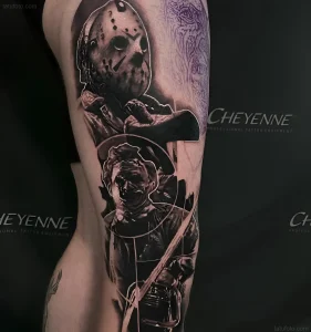Черно-белая татуировка в стиле реализм на ноге, изображающая Джейсона Вурхиза с маской хоккеиста и Джона Крамера с маской из кожи