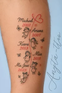 Татуировка на предплечье с именами детей Michael, Ariana, Kiara, Mia, Ma Jose и годами рождения 2002, 2007, 2013, 2018, 2023, украшенная рисунками детей, бабочек и красной линией в виде сердца
