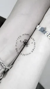 Две руки с парными татуировками в виде одуванчика и надписи 'No matter what' и 'No matter where', украшенные браслетами