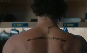 Гаррет Грэм сзади, видна татуировка на спине с надписью NULLUM GRATUITUM PRANDIUM
