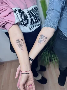 Две девушки с уникальными рисунками-моделями на предплечьях, демонстрирующие стиль графической татуировки и индивидуальность.