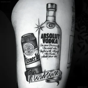 Черно-белая татуировка с бутылкой Absolut Vodka, банкой пива Pilsner Urquell и лентой с надписью Nardheavie