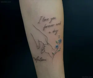Эскиз татуировки на предплечье с текстом 'I love you forever and a day', именем Antoni и рисунком большой и маленькой руки, держащихся за палец