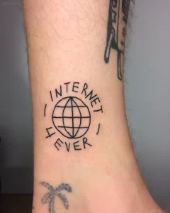 Черно-контурная татуировка с надписью INTERNET FOREVER и изображением земного шара на запястье человека