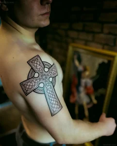 Молодой человек с татуировкой кельтского креста на плече, International Celtic Art Day