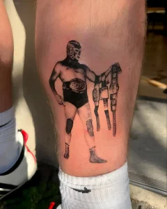 татуировка luchador с тремя чемпионскими поясами на ноге