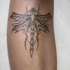 татуировка майского жука в стиле blackwork и дотворк на бедре