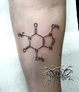 Черно-белая татуировка химической формулы кофеина на коже предплечья, выполненная в стиле лайнворк