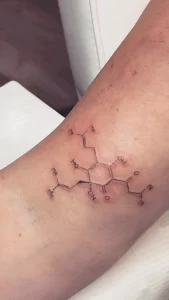 Черно-белая татуировка химической формулы THC на коже руки, выполненная в стиле лайнворк
