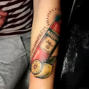 татуировка в стиле нео-традишн с красной бутылкой Campari, дольками лимона и надписью IN HONOREM