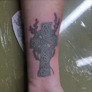 кельтский крест, татуировка, кельтский узор, цветы, предплечье, International Celtic Art Day