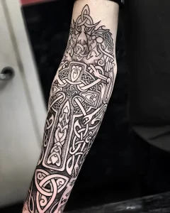 кельтская татуировка на предплечье в стиле blackwork с дотворком
