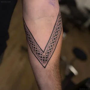 кельтская татуировка в стиле blackwork на предплечье человека, геометрический узор