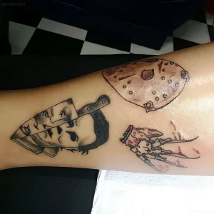 Коллекция татуировок в стиле хоррор на руке: хоккейная маска из Friday the 13th, когтистая перчатка Freddy Krueger и нож с лицом Michael Myers из Хэллоуина