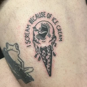 татуировка с плачущим шариком мороженого в рожке и надписью I SCREAM BECAUSE OF ICE CREAM