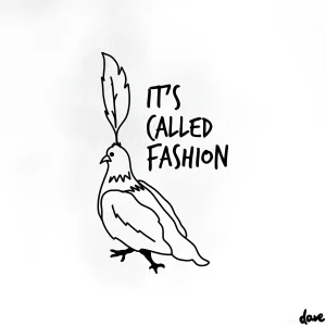 Черно-белая татуировка с текстом IT'S CALLED FASHION, выполненная в стиле каллиграфии и рукописного шрифта
