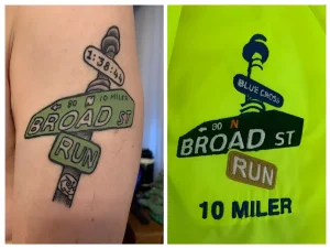 Сравнение татуировки в стиле лайнворк с дорожными знаками гонки Broad St Run и оригинальным принтом на неоново-желтой футболке участника.