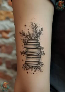 Черно-белая татуировка на предплечье с изображением стопки книг, из которой растут ветки, в стиле лайнворк с дотворк элементами