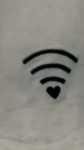 Черно-белая татуировка в стиле минимализм с символом Wi-Fi и сердцем внизу