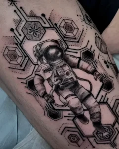 Космическая татуировка с астронавтом в стиле dotwork и geometric patterns