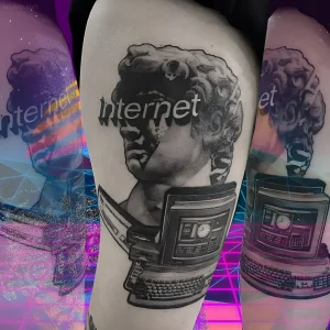 Татуировка с головой Давидо Микеланджело, на которой написано слово 'internet' и вместо тела — старый компьютер