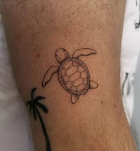 татуировка морская черепаха на ноге с пальмой