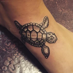 Татуировка морской черепахи на запястье в стиле blackwork с детализацией панциря и лап