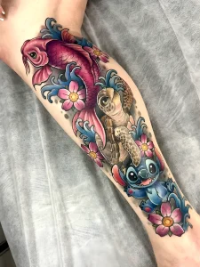 Татуировка с красно-розовой рыбой, морской черепахой и Stitch на предплечье