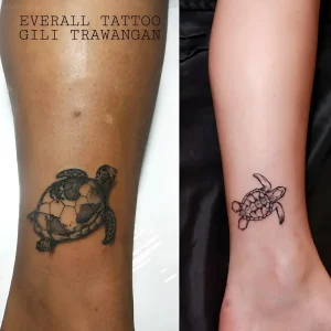 Татуировка с морской черепахой на лодыжке от Everall Tattoo, Gili Trawangan