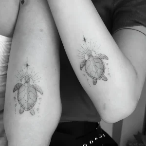Две татуировки с морскими черепахами на предплечьях в стиле dotwork и акварель