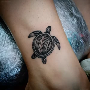 Новое фото татуировки с черепахой в стиле blackwork на предплечье для коллекции tatufoto.com