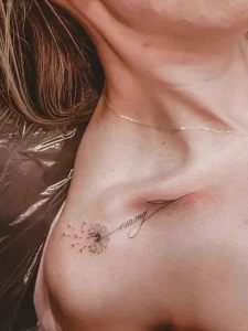 Женская татуировка с одуванчиком и именем Tommy на ключице