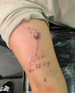 Татуировка с одуванчиком и надписью Let it be, than let it go на ноге