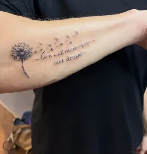 Татуировка с одуванчиком и надписью live with memories not dreams на предплечье
