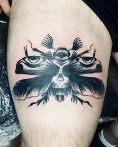 Новое тату на бедре с изображением майского жука, выполненное в стиле blackwork с элементами реализма и дотворк