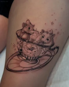 Татуировка двух мышей в чашке с чаем на ноге