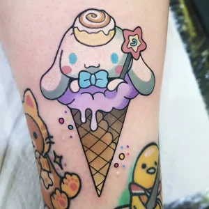 Татуировка в стиле Sanrio Cinnamoroll на конусе с мороженым на ноге человека