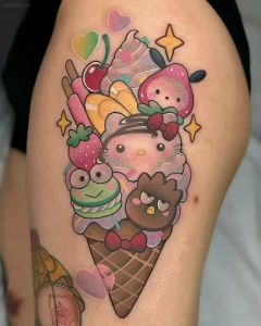 Татуировка в стиле кэжуал с изображением конуса мороженого, заполненного Hello Kitty, лягушкой, птичкой и другими сладостями на бедре