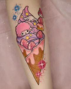 Татуировка с изображением мороженого в рожке с персонажами Sanrio на руке